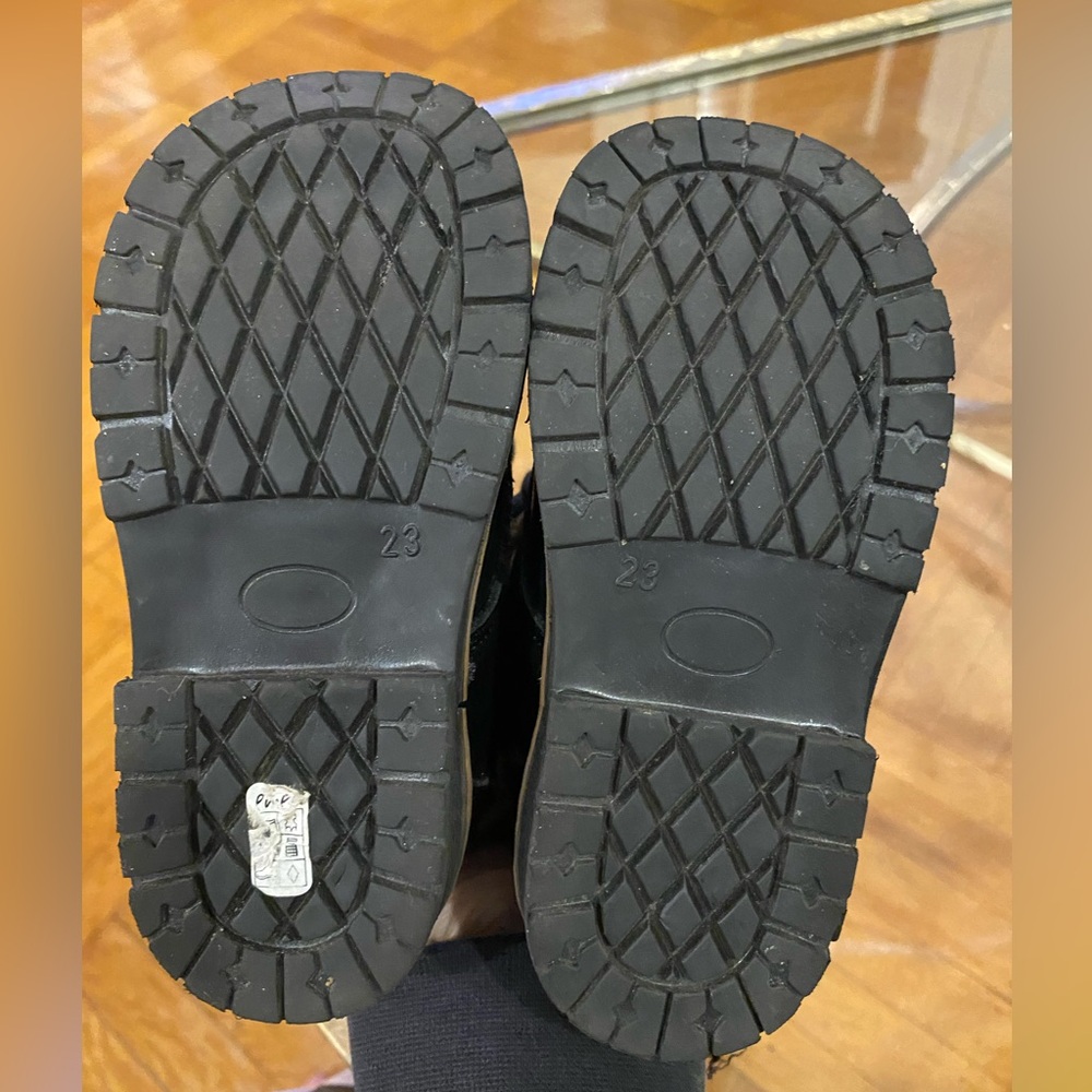 Emel kids boots great condition size 23